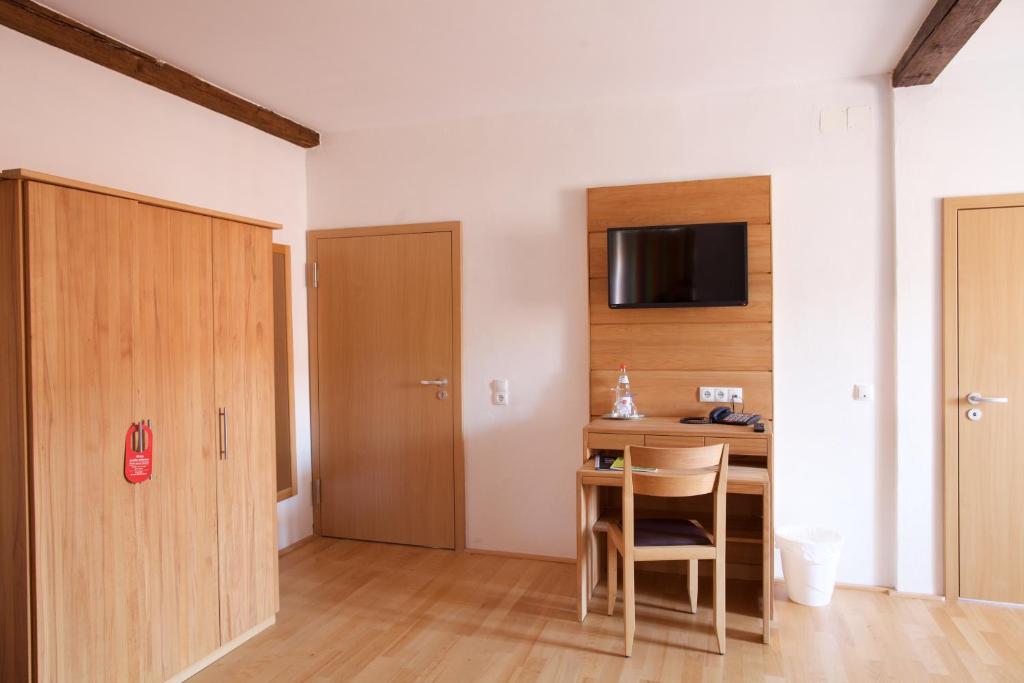 TV a/nebo společenská místnost v ubytování Hotel & Café Ritter von Böhl