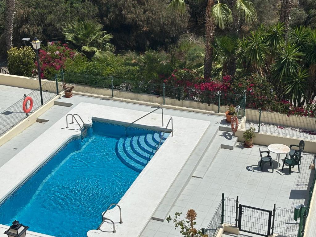 a large swimming pool with a blue swimming poolvisor at Reka Casa in Mojácar