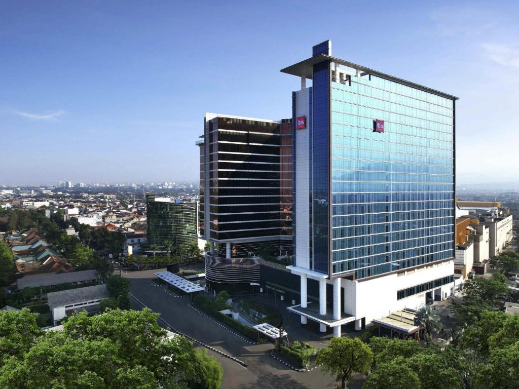 an overhead view of a tall building in a city at Ibis Bandung Trans Studio in Bandung