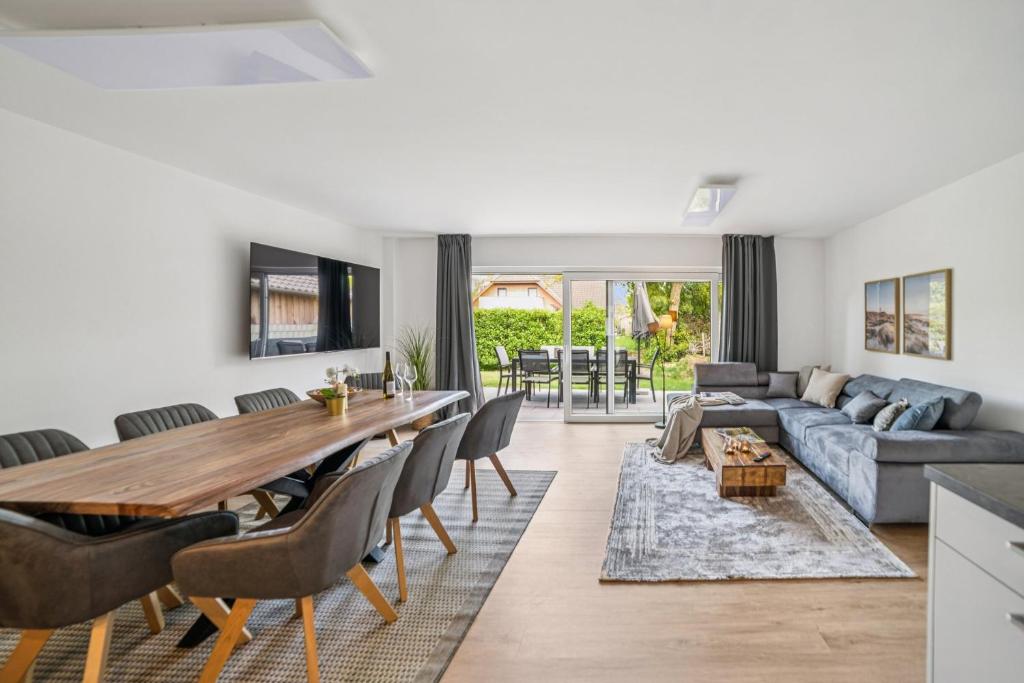 a living room with a table and a couch at Ferienwohnung Aquamarin Büsum in Westerdeichstrich