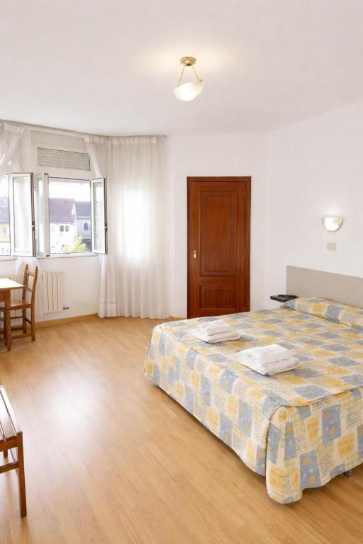 a bedroom with a bed and a table and chairs at Hotel Santa Clara in Monforte de Lemos