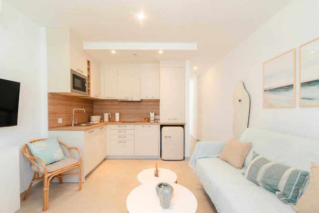 Iceberg Suites - Boutique Apartment with AC and Pool