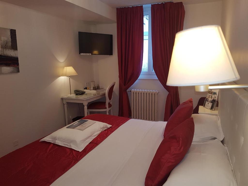 Kyriad Saumur Hyper Centre Hôtel, Appartements, Séminaires et SPA soins Sothys Paris - トリプルルーム