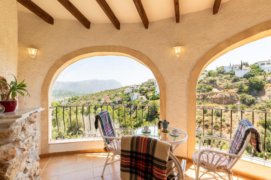 a room with a balcony with a table and chairs at Apartament in Monte Pedreguer in Pedreguer