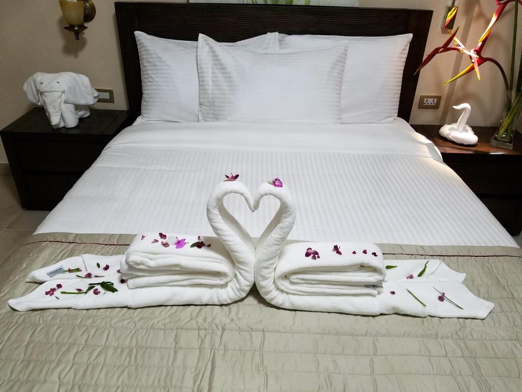 Postel nebo postele na pokoji v ubytování Murex Plaza Hotel & Suites