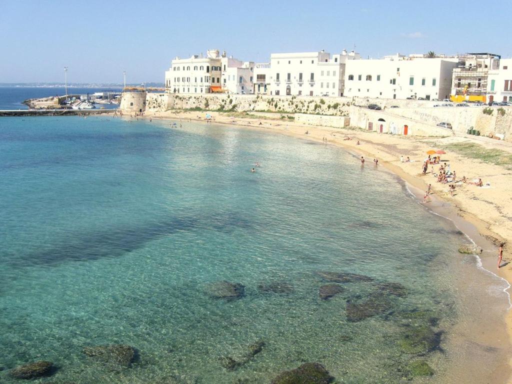 plaża z grupą ludzi w wodzie w obiekcie Villa Graziella w mieście Gallipoli