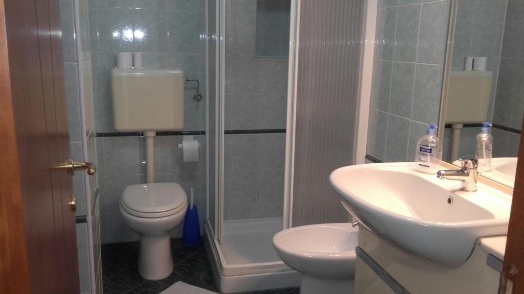 łazienka z prysznicem, toaletą i umywalką w obiekcie Villa Graziella w mieście Gallipoli