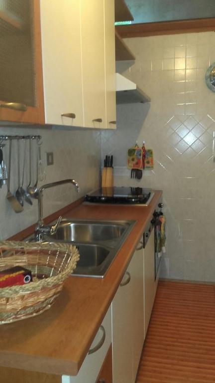 kuchnia ze zlewem i blatem w obiekcie Villa Graziella w mieście Gallipoli