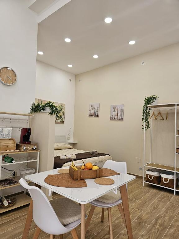 a dining room with a white table and chairs at Sleep&Fly in Naples