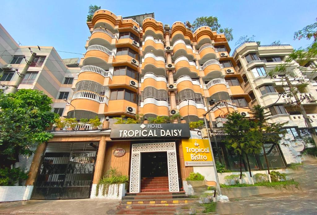 ein Hoteltagebuchgebäude mit einem Schild davor in der Unterkunft Tropical Daisy - Lake View in Dhaka