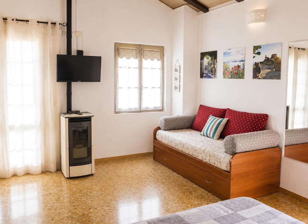Fattoria Cristina Patio Apartment with Pool, Pergola & Farm Animals near Cinque Terre - Mono