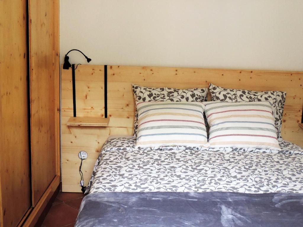 1 dormitorio con 1 cama con pared de madera en Casa Da Tulha, en Sintra