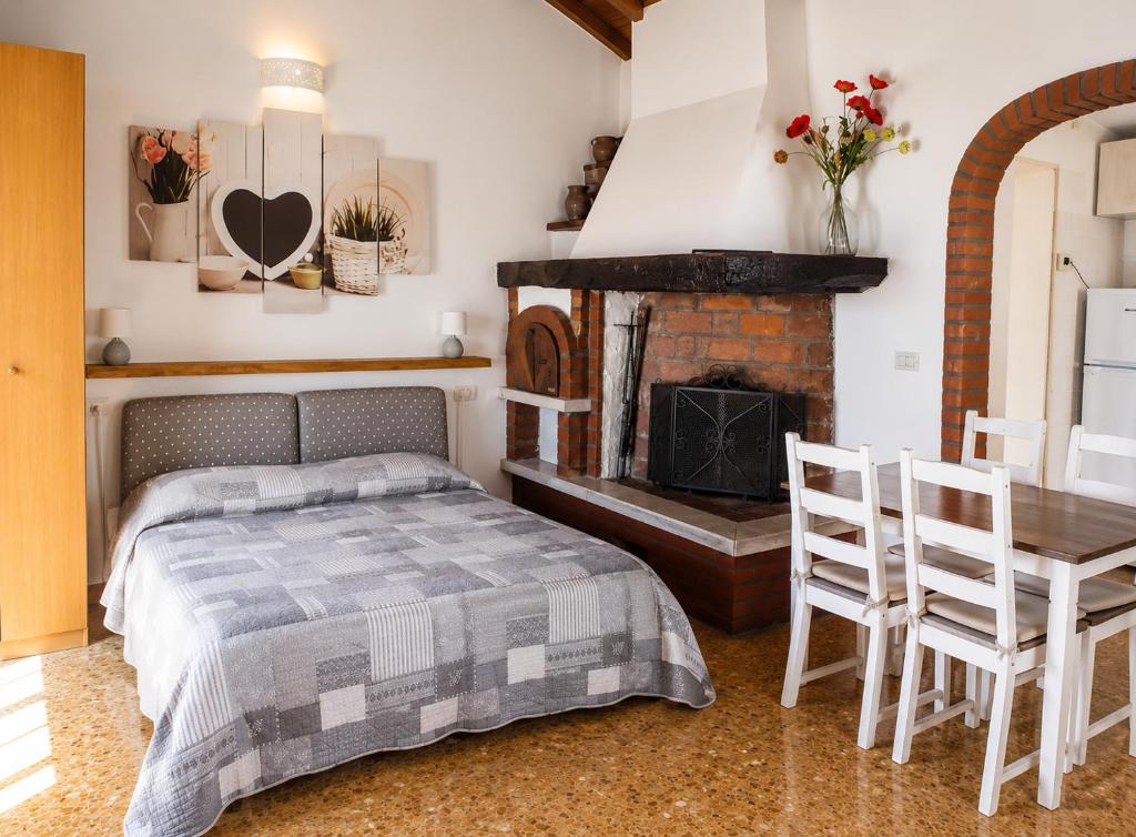 Fattoria Cristina Patio Apartment with Pool, Pergola & Farm Animals near Cinque Terre - Mono