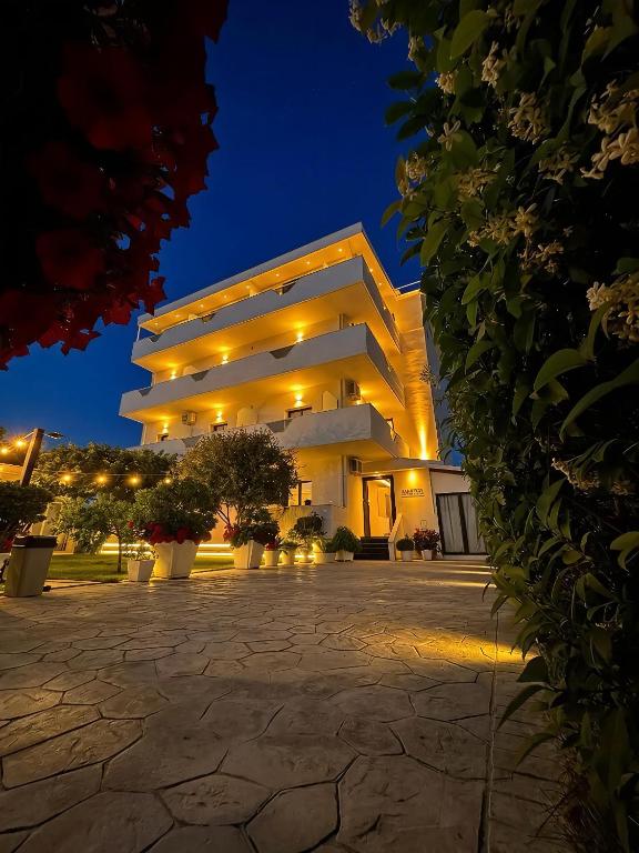 a large building at night with lights at Villa SOLIS in Vlorë