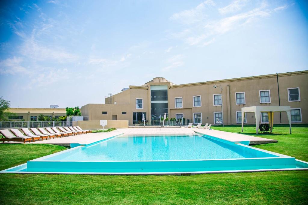a large swimming pool in front of a building at Amérian Villa Maria Park Hotel in Villa María