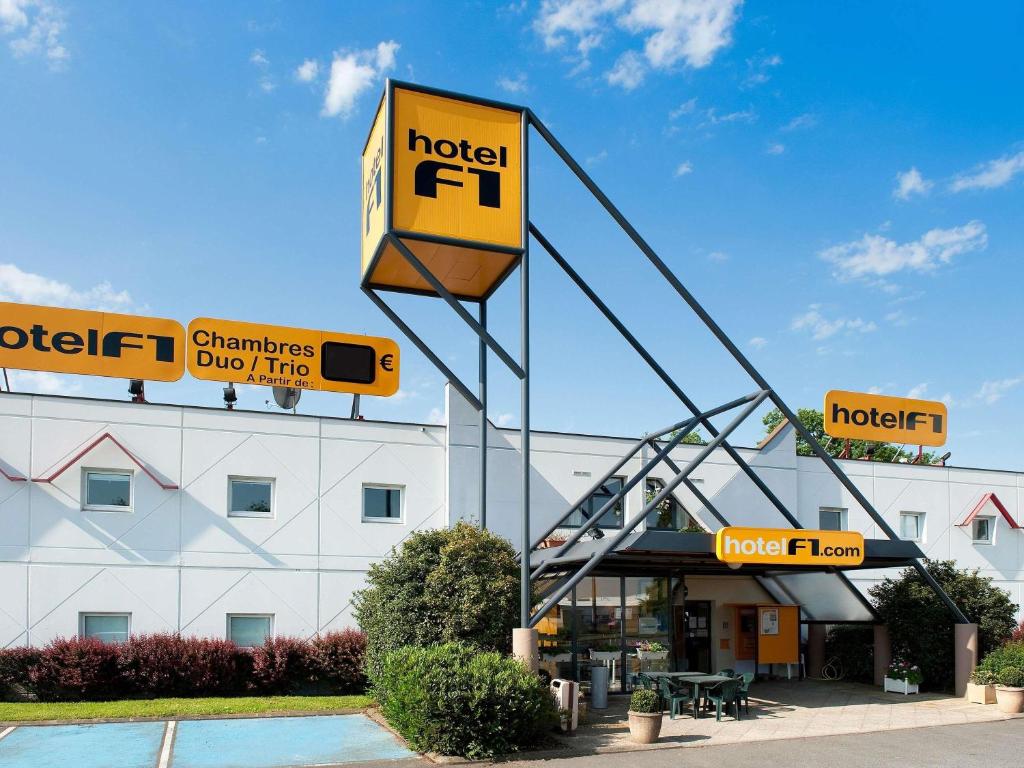 a hotel with a sign in front of a building at hotelF1 Merlebach Saarbrueck in Merlebach