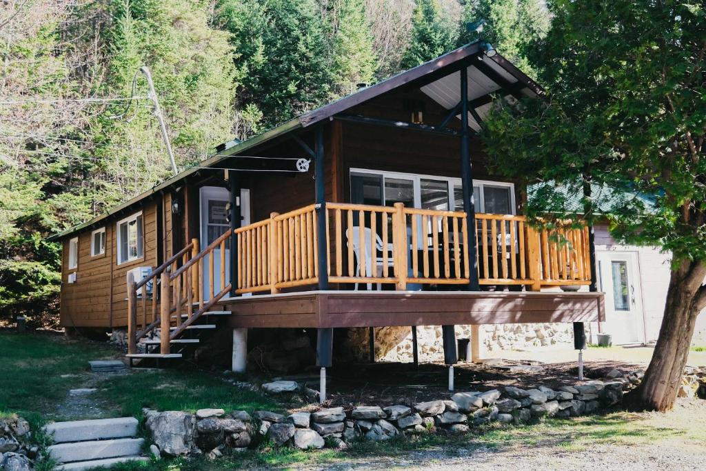 a cabin in the woods with a large deck at Spa Lake & Miller Zoo - Oppy Shack in Frampton