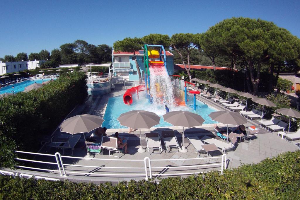 een zwembad met een waterpark met een waterglijbaan bij Park Gallanti in Lido di Pomposa