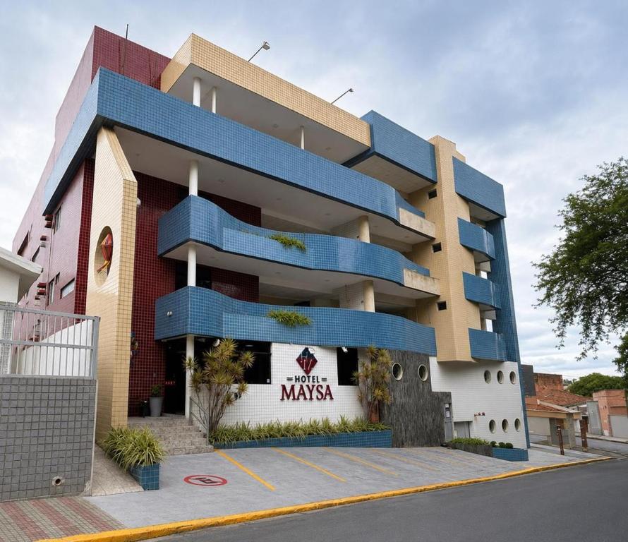 a building with a sign that reads miami manana at Hotel Maysa Caruaru in Caruaru