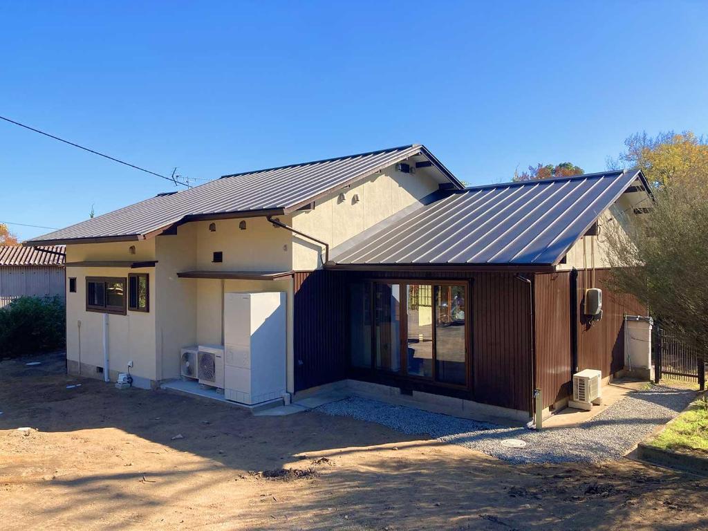 a house with a solar roof on top of it at ライダーハウスみかさんち in Marugame