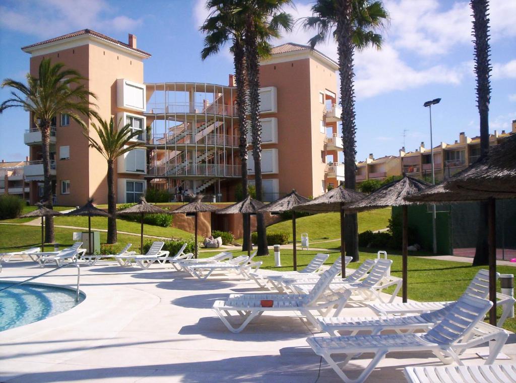 Bazén v ubytovaní atico en Las Americas Islantilla primera línea de playa alebo v jeho blízkosti