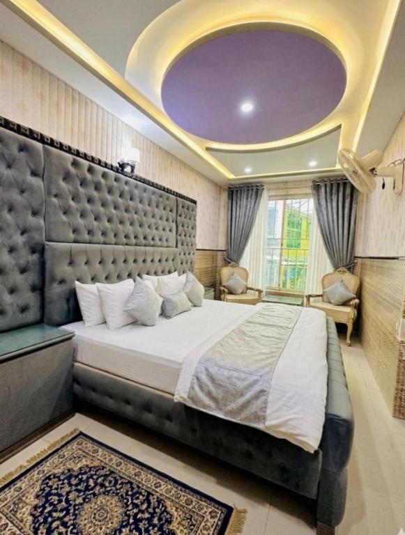 Gallery image of FAKHAR INTERNATIONAL HOTEL! ONE minute walk From MALL ROAD MURREE l Hot Water l Backup Light l Covered Car Parking l in Murree
