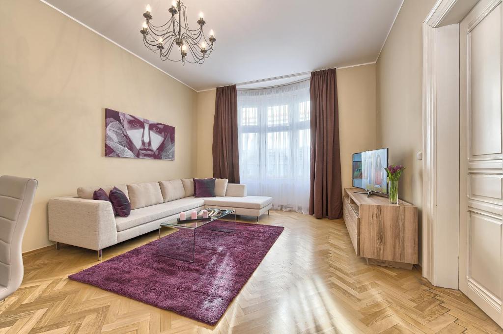 プラハにあるMaiselova 5 Apartmentのリビングルーム(ソファ、テレビ付)