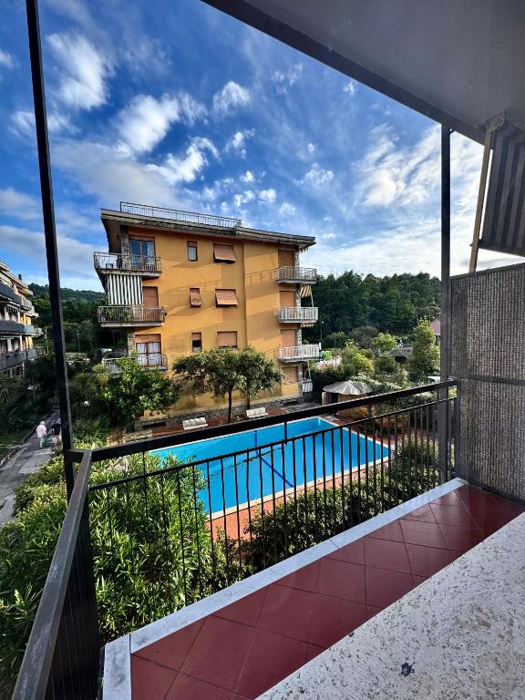 ein Balkon mit Blick auf einen Swimmingpool in der Unterkunft 3WHome in Rapallo