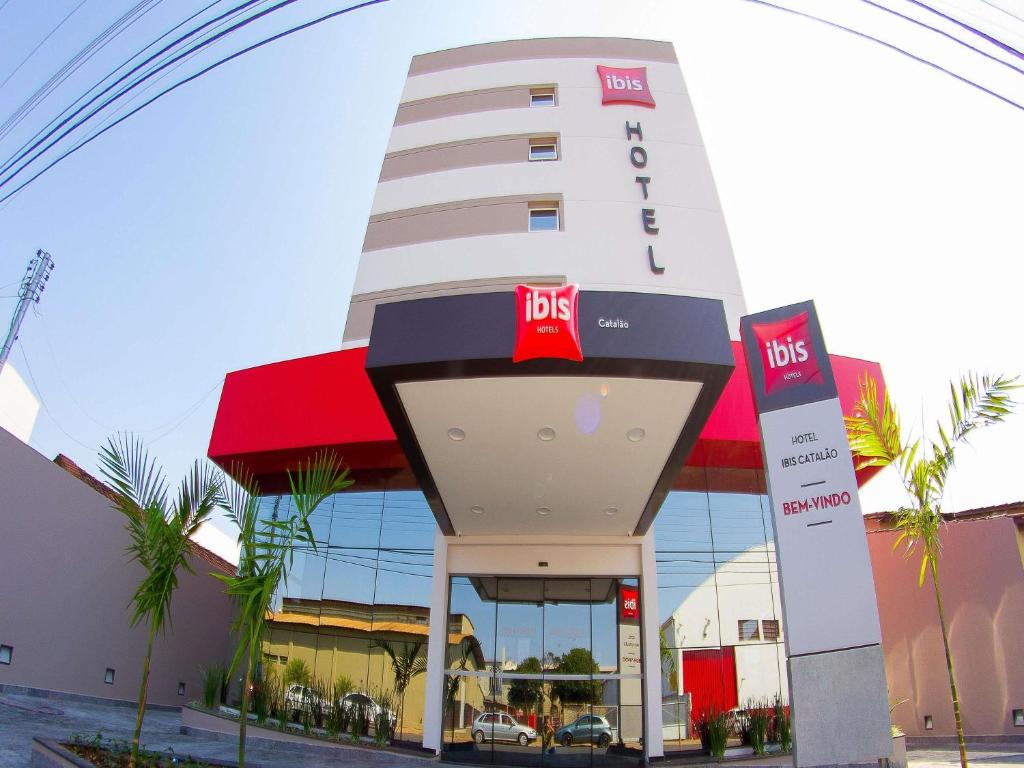 a bus stop in front of a building at ibis Catalao in Catalão