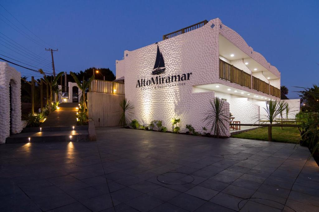 a white building with a sign on the side of it at Altomiramar in El Quisco