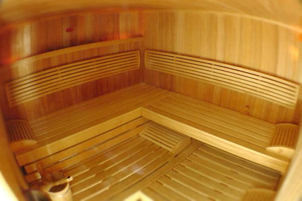 - une vue intérieure sur un sauna avec des bancs en bois dans l'établissement Hotel Domicil Schönebeck, à Schönebeck
