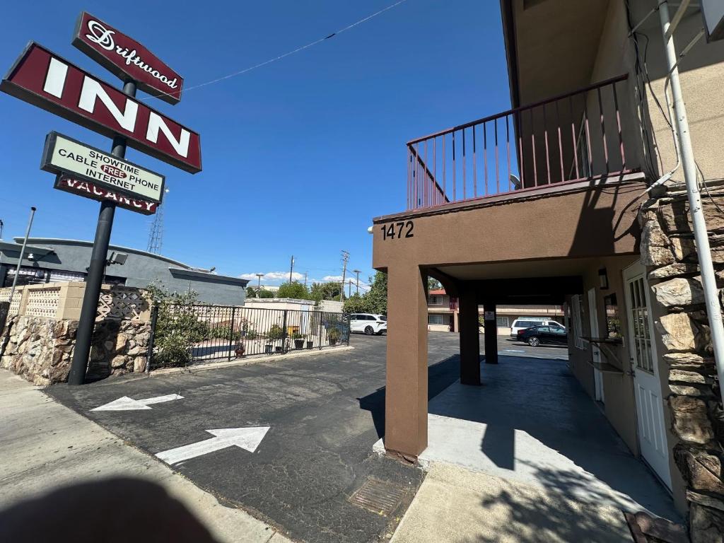 an entrance to a inn with a sign in front of it at Driftwood Motel in Colton