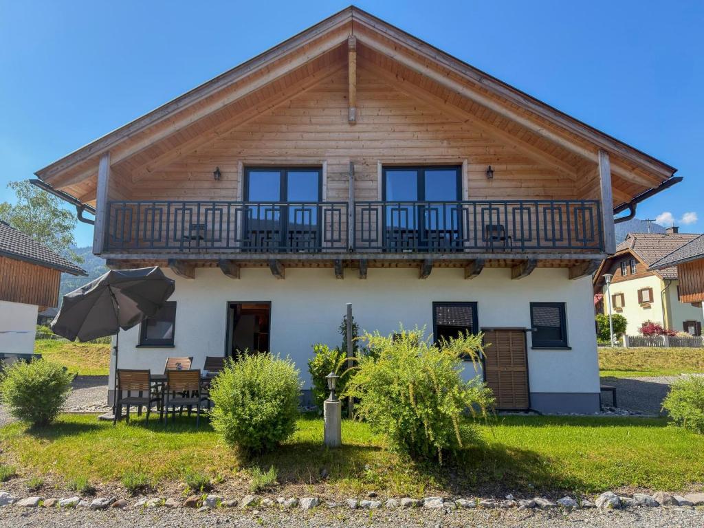 a house with a balcony on the side of it at Rattendorf 3A in Rattendorf