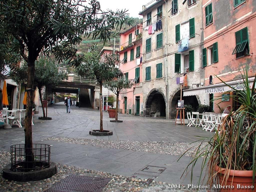 une rue vide dans une ville avec des bâtiments dans l'établissement Camere Anna, à Vernazza