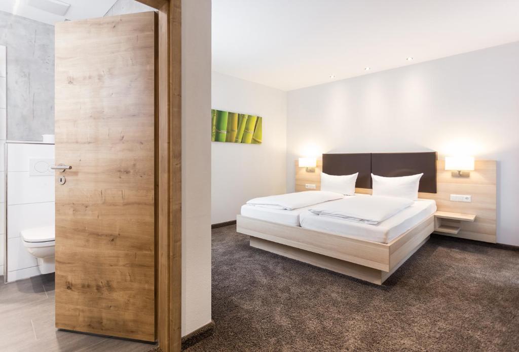 Postel nebo postele na pokoji v ubytování Hotel Pfälzer Wald