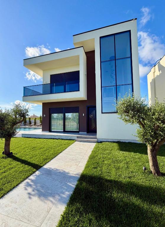 a rendering of a house with a lawn at Villa Azur in Draç