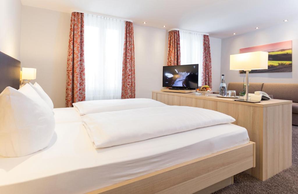 Postel nebo postele na pokoji v ubytování Hotel Pfälzer Wald