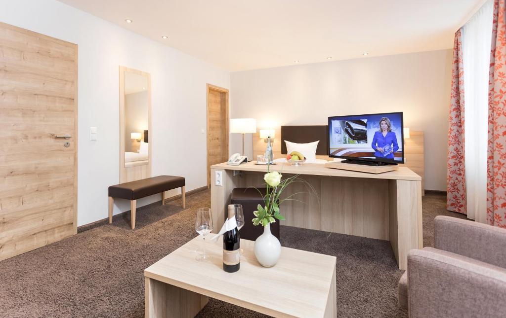 TV a/nebo společenská místnost v ubytování Hotel Pfälzer Wald