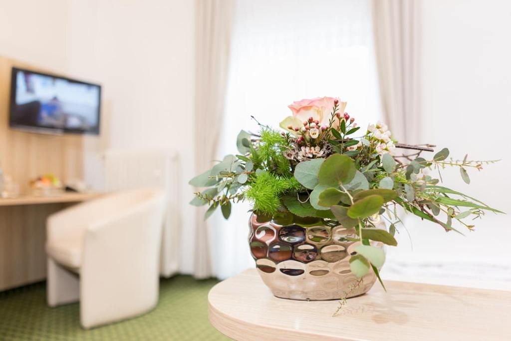 TV a/nebo společenská místnost v ubytování Hotel Pfälzer Wald