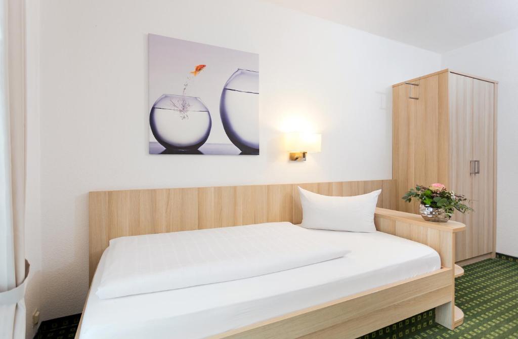 Postel nebo postele na pokoji v ubytování Hotel Pfälzer Wald