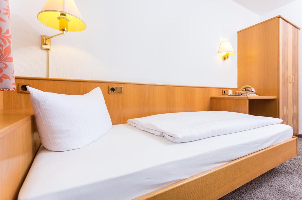 Postel nebo postele na pokoji v ubytování Hotel Pfälzer Wald