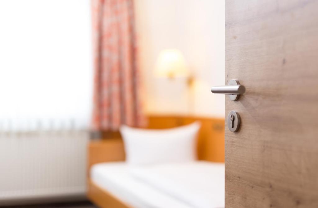 Postel nebo postele na pokoji v ubytování Hotel Pfälzer Wald