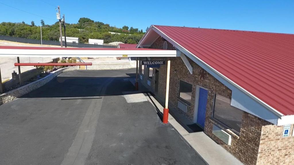 an overhead view of a building with a red roof at Hillcrest Inn & Suites Ozona in Ozona