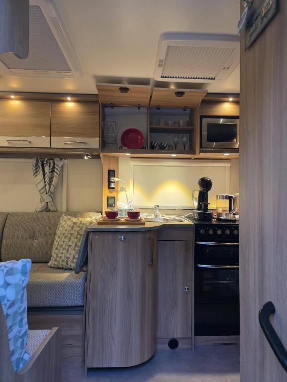 a kitchen and living room in a caravan at Kościelnik Camp in Kościelnik