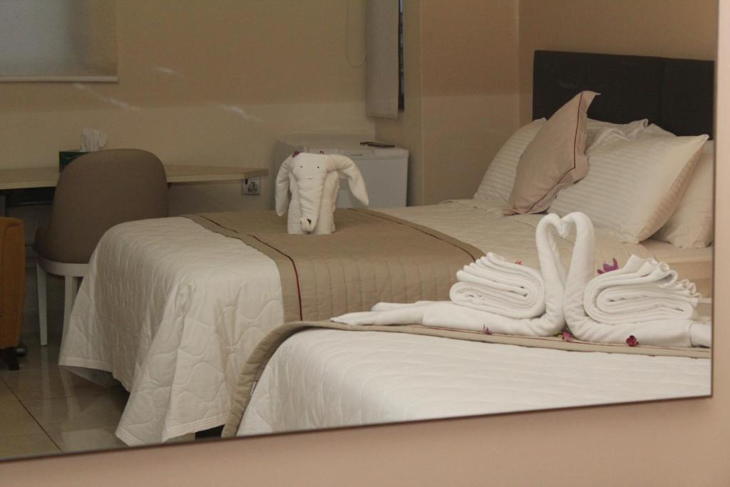 Postel nebo postele na pokoji v ubytování Murex Plaza Hotel & Suites