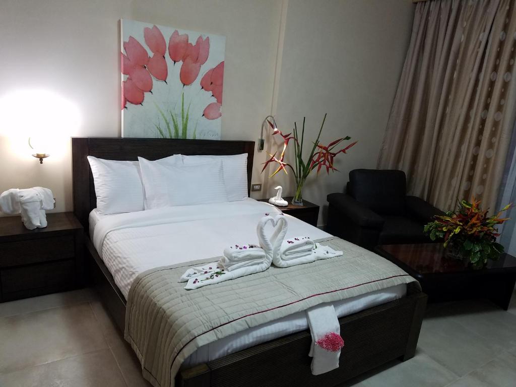 Postel nebo postele na pokoji v ubytování Murex Plaza Hotel & Suites