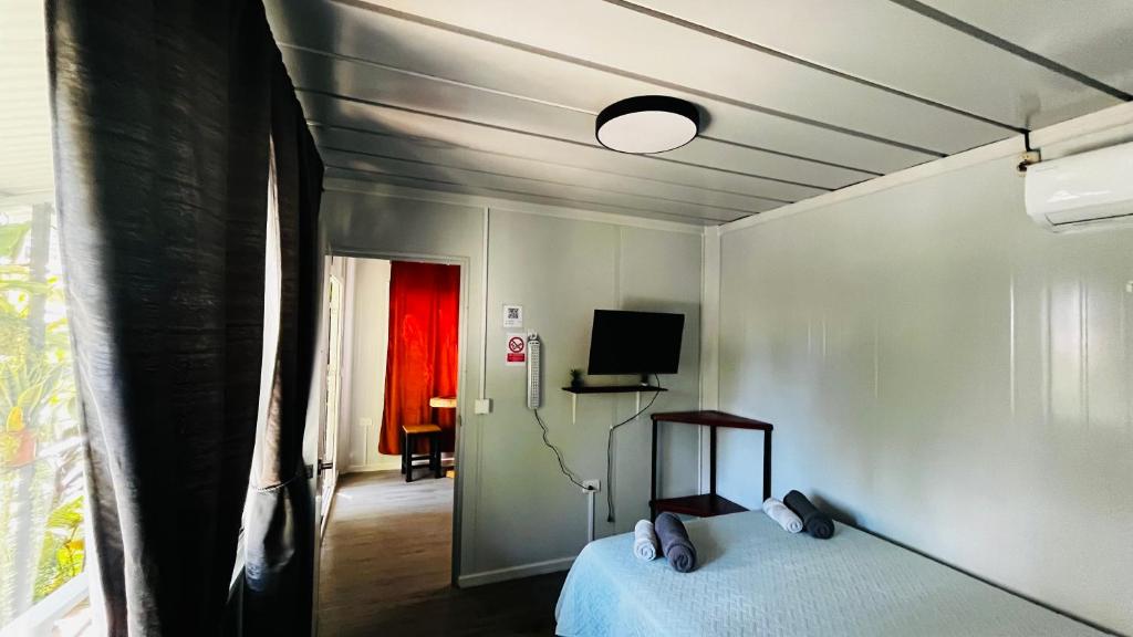 a bedroom with a bed and a television in a room at Apartamentos Equipados DMR #3 in Uvita