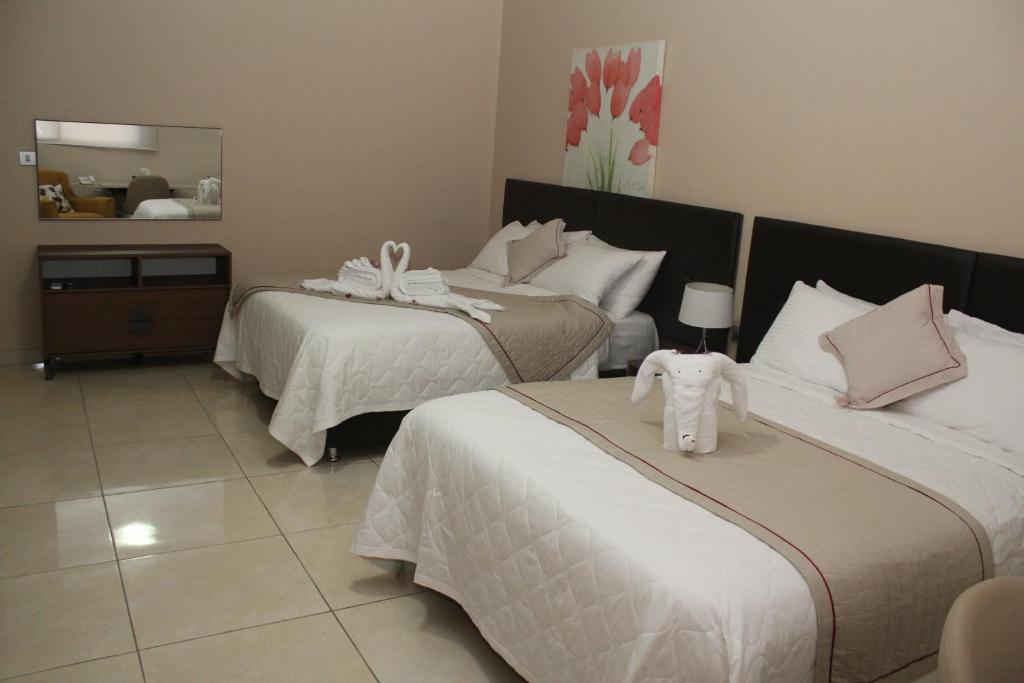 Postel nebo postele na pokoji v ubytování Murex Plaza Hotel & Suites
