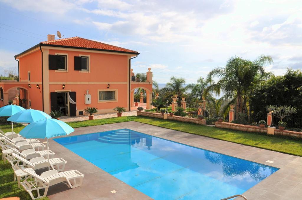 una villa con piscina e una casa di Villa Gramati a Savoca