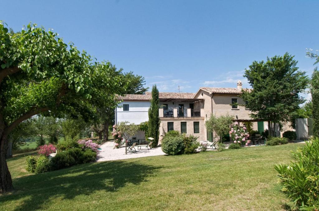 Morro dʼAlbaにあるVigna Sant' Amico Country Houseの庭付きの家の外観